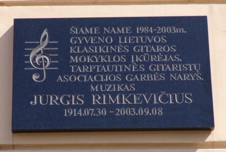 Atminimo lenta (Aukštaičių g. 21). 2005 m.