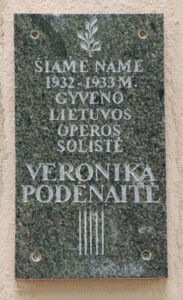 Atminimo lenta (Gedimino g. 20). 2008 m.