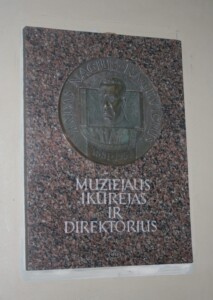 Atminimo lenta K. Donelaičio g. 64. 2012 m.