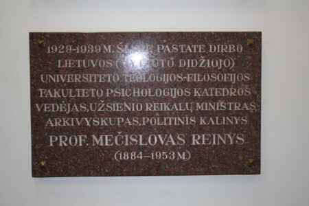 Atminimo lenta (K. Donelaičio g. 20). 2014 m.