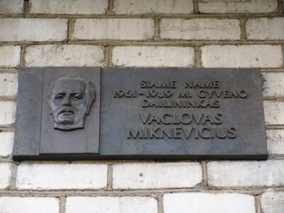 Atminimo lenta (Panerių g. 79A). 2005 m.