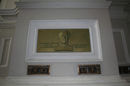 Atminimo lenta Kauno Šv. arkangelo Mykolo (Įgulos) bažnyčioje (Nepriklausomybės a. 14). 2010 m.