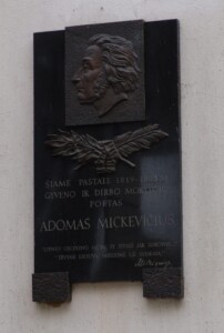 Atminimo lenta (Rotušės a. 9). 2004 m.