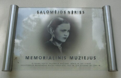 Atminimo lenta ant Salomėjos Nėries ir Bernardo Bučo namų-muziejaus (S. Neries g. 7). 2015 m.