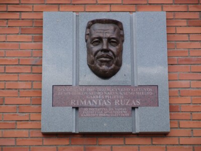 Atminimo lenta (Salų g. 2). 2005 m.