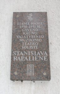 Atminimo lenta (Savanorių pr. 183). 2005 m.
