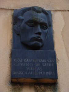 Atminimo lenta (Vaižganto g. 14). 2004 m.