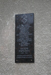 Atminimo lenta (Vaižganto g. 23). 2013 m.