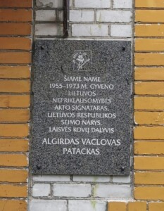 Atminimo lenta (Žemoji g. 45). 2021 m.