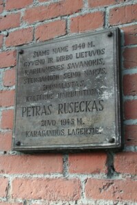 Atminimo lenta (K. Donelaičio g. 5). 2023 m.