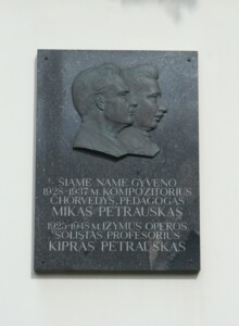 Atminimo lenta su bareljefais (K. Petrausko g. 31). 2023 m.