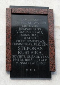 Atminimo lenta (Lelijų g. 2). 2008 m.