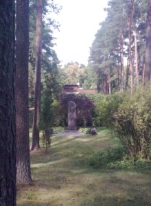 Paminklas namo Kačerginėje (V. Mykolaičio-Putino g. 34A) vidiniame kieme. 2015 m.