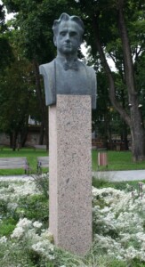 Paminklinis biustas Kauno valstybinio muzikinio teatro (Laisvės al. 91) sodelyje. 2023 m.