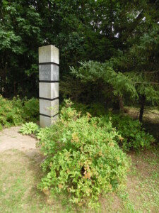 Juozo Naujalio gimtosios sodybos vietą žyminti stela Raudondvaryje (Kauno r.). 2019 m.