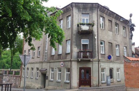 Juozo Tumo Vaižganto butas-muziejus, pažymėtas atminimo lenta (Aleksoto g. 10). 2019 m.