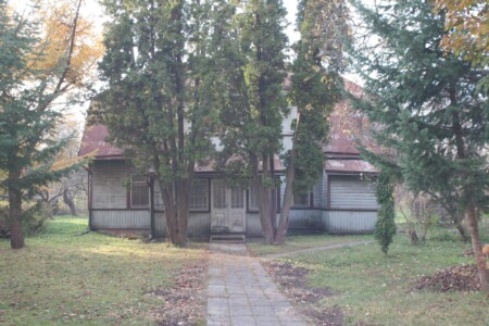 Atminimo lenta pažymėtas namas Bitininkų g. 45. 2005 m.