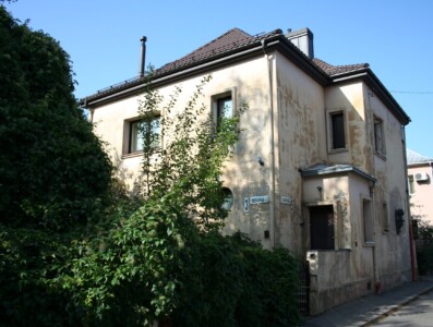 Atminimo lenta pažymėtas namas Dainavos g. 5 / Dzūkų g. 3. 2020 m.