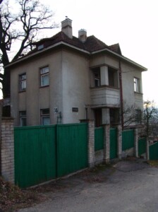 Atminimo lenta pažymėtas namas E. Fryko g. 1. 2004 m.