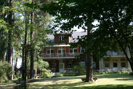 Atminimo lenta pažymėtas pastatas Elnių g. 4. 2023 m.