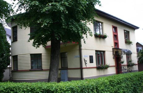 Atminimo lenta pažymėtas namas J. Mateikos g. 1. 2014 m.