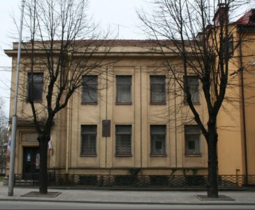 Atminimo lenta pažymėtas pastatas (K. Donelaičio g. 13). 2012 m.