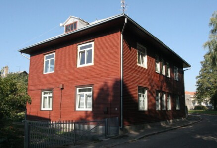 Atminimo lenta pažymėtas namas Kauko al. 13. 2005 m.