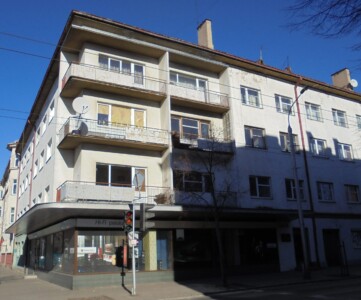 Atminimo lenta pažymėtas namas Kęstučio g. 68. 2015 m.