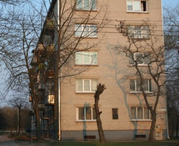 Atminimo lenta pažymėtas namas Kovo 11-osios g. 2. 2010 m.