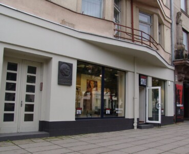 Atminimo lenta pažymėtas pastatas Laisvės al. 69. 2004 m.