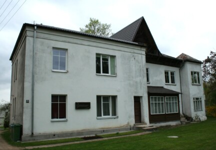 Atminimo lenta pažymėtas namas Lakūnų pl. 55. 2010 m.