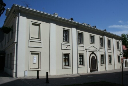 Atminimo lentomis su bareljefais pažymėtas Kauno arkivyskupijos muziejus (M. Valančiaus g. 6). 2011 m.