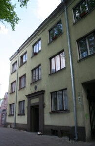 Atminimo lenta pažymėtas namas Nepriklausomybės a. 7. 2013 m.