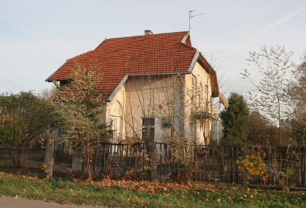 Atminimo lenta pažymėtas namas Planetų g. 6. 2005 m.
