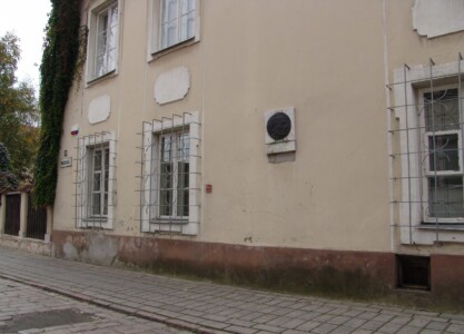 Atminimo lentomis pažymėtas pastatas Rotušės a. 13. 2004 m.