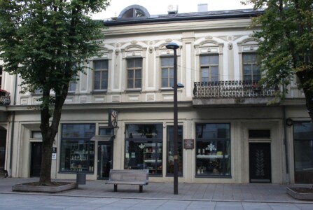 Atminimo lenta pažymėtas pastatas S. Daukanto g. 15. 2023 m.