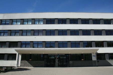 Atminimo lenta pažymėtas pastatas Studentų g. 48. 2023 m.