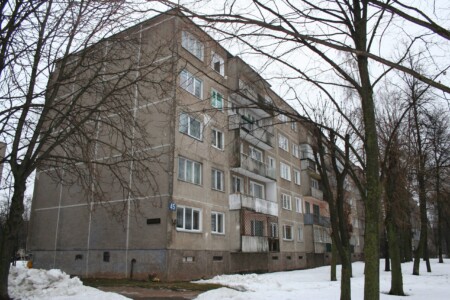 Atminimo lenta pažymėtas namas Taikos pr. 45. 2010 m.