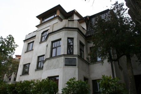 Atminimo lenta pažymėtas namas V. Mykolaičio-Putino g. 13. 2011 m.