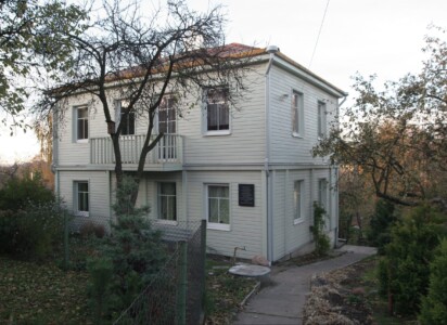 Atminimo lenta pažymėtas namas Vaisių g. 16A. 2005 m.