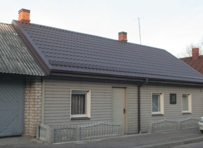 Atminimo lenta pažymėtas namas Vaisių g. 16. 2005 m.