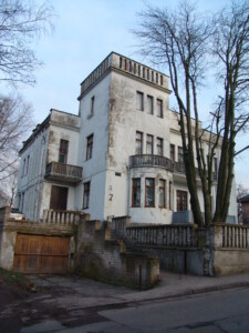 Atminimo lenta pažymėtas namas Vaižganto g. 25. 2004 m.