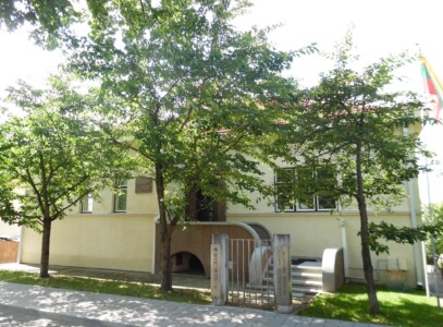 Atminimo lenta pažymėtas pastatas Vaižganto g. 30. 2020 m.
