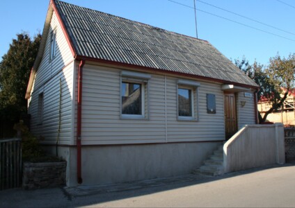 Atminimo lenta pažymėtas namas Vidurinė g. 13. 2011 m.