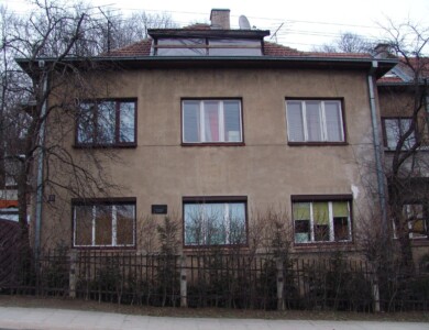 Atminimo lenta pažymėtas namas (Žemaičių g. 12). 2004 m.