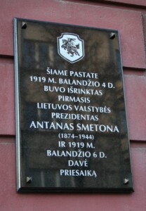 Atminimo lenta (Maironio g. 27). 2019 m.