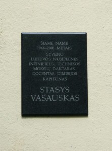 Atminimo lenta (J. Mateikos g. 1). 2014 m.