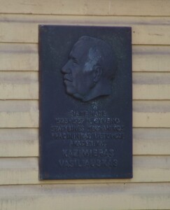Atminimo lenta (K. Grybausko g. 11). 2005 m.