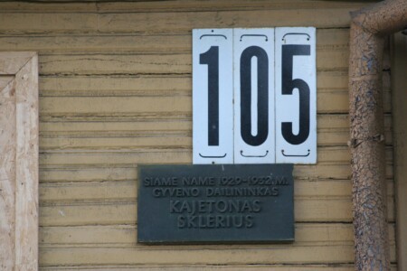 Atminimo lenta (Kalniečių g. 105). 2005 m.