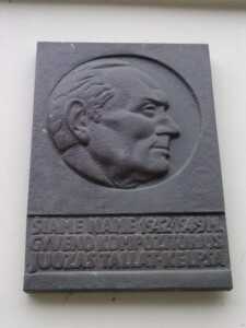 Atminimo lenta (Laisvės al. 69). 2004 m.